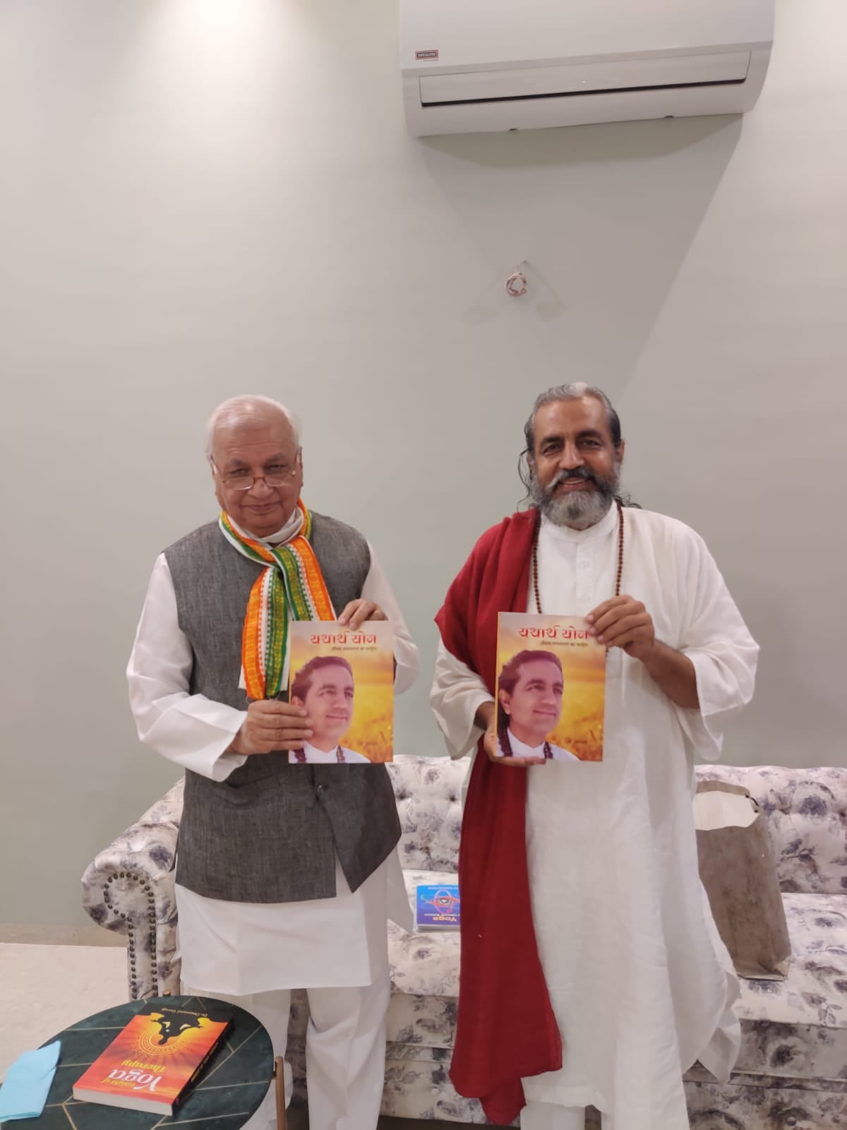 Guruji with Shri Arif Mohammad Khan ji
